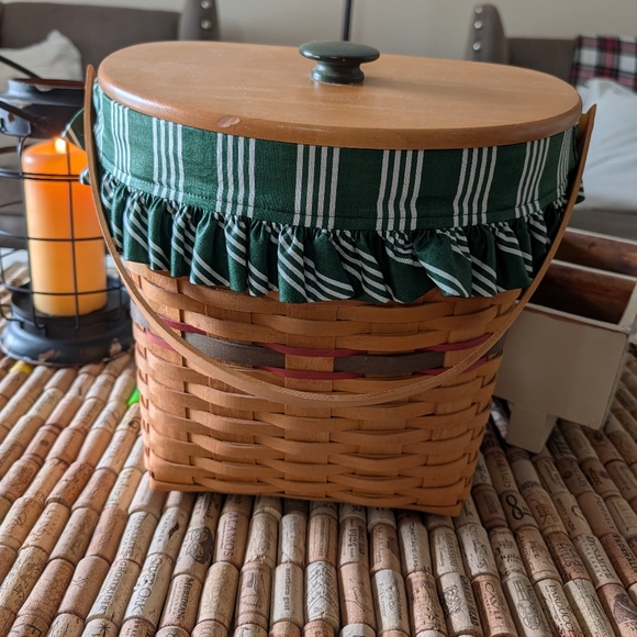 Longaberger Other - Longaberger 1998 Winter Wishes Hostess Basket w/ Liner, Protector, Lid & Card